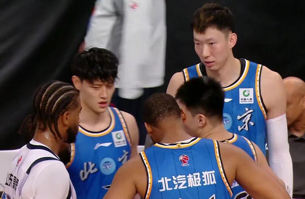 kaiyun app-CBA爆大冷！山东2分险胜北京，周琦遭隔扣，超级外援22分读秒绝杀