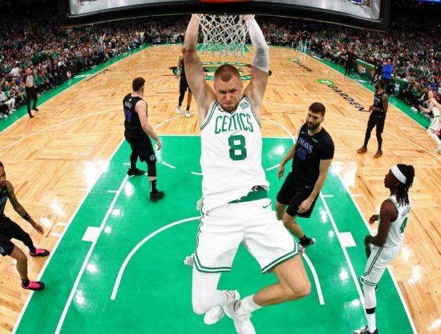 开云投注-推迟手术强行复出 波尔津吉斯为冠军不计代价