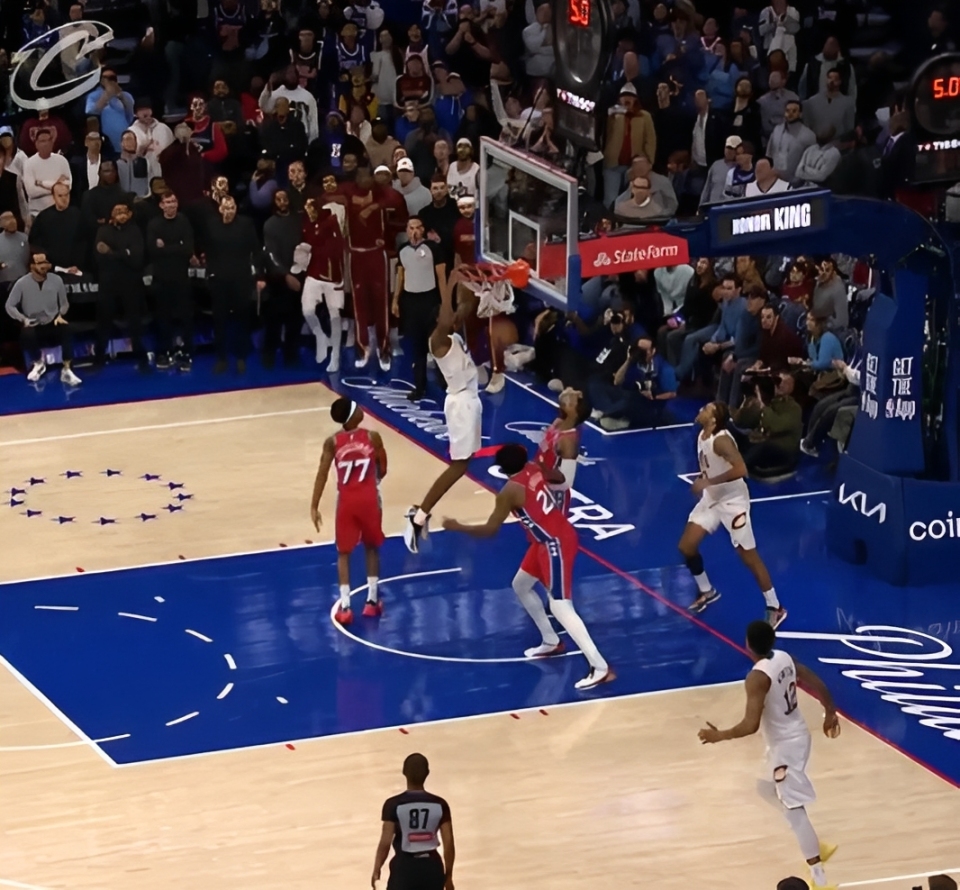 开云体育博彩-太刺激了！泰森助攻莫布里扣篮准绝杀！马克西超远三分反绝杀不进