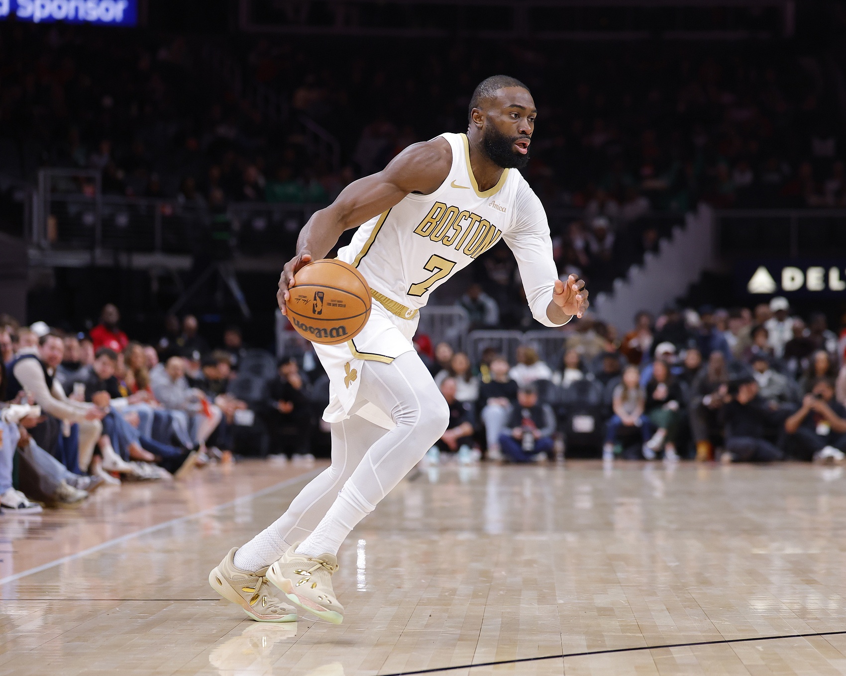 开云体育保障-稍微出出汗！杰伦·布朗17中8拿到20分 另有8板5助4断&amp;三分3中1